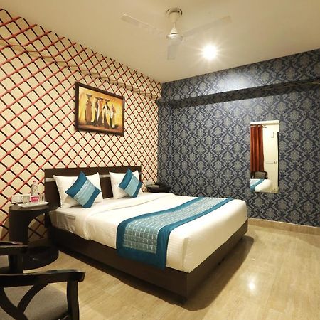 Hotel Ark Wood At Airport Ню Делхи Екстериор снимка