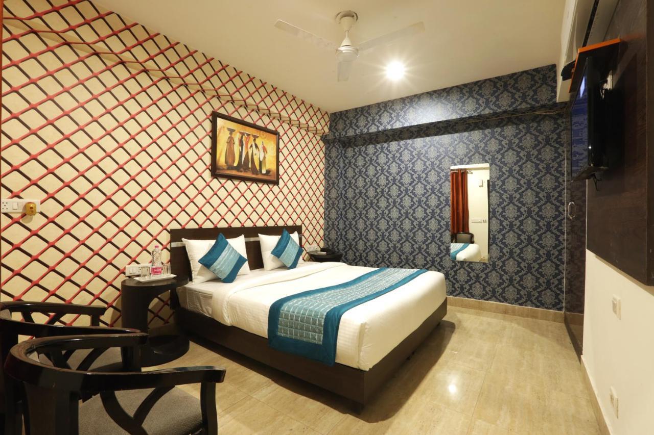 Hotel Ark Wood At Airport Ню Делхи Екстериор снимка