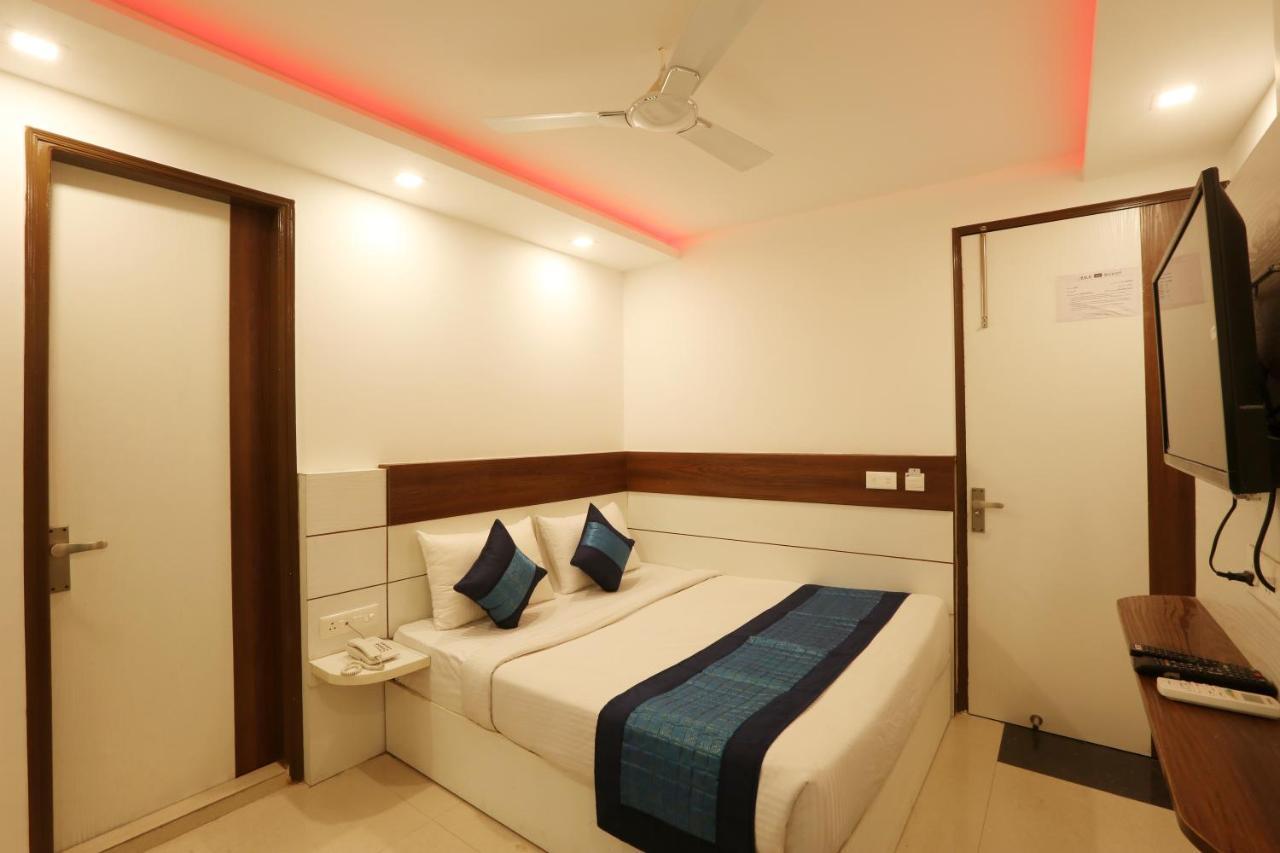 Hotel Ark Wood At Airport Ню Делхи Екстериор снимка