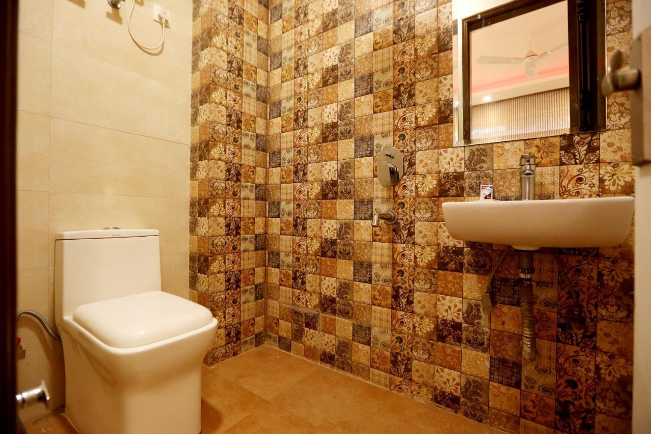 Hotel Ark Wood At Airport Ню Делхи Екстериор снимка