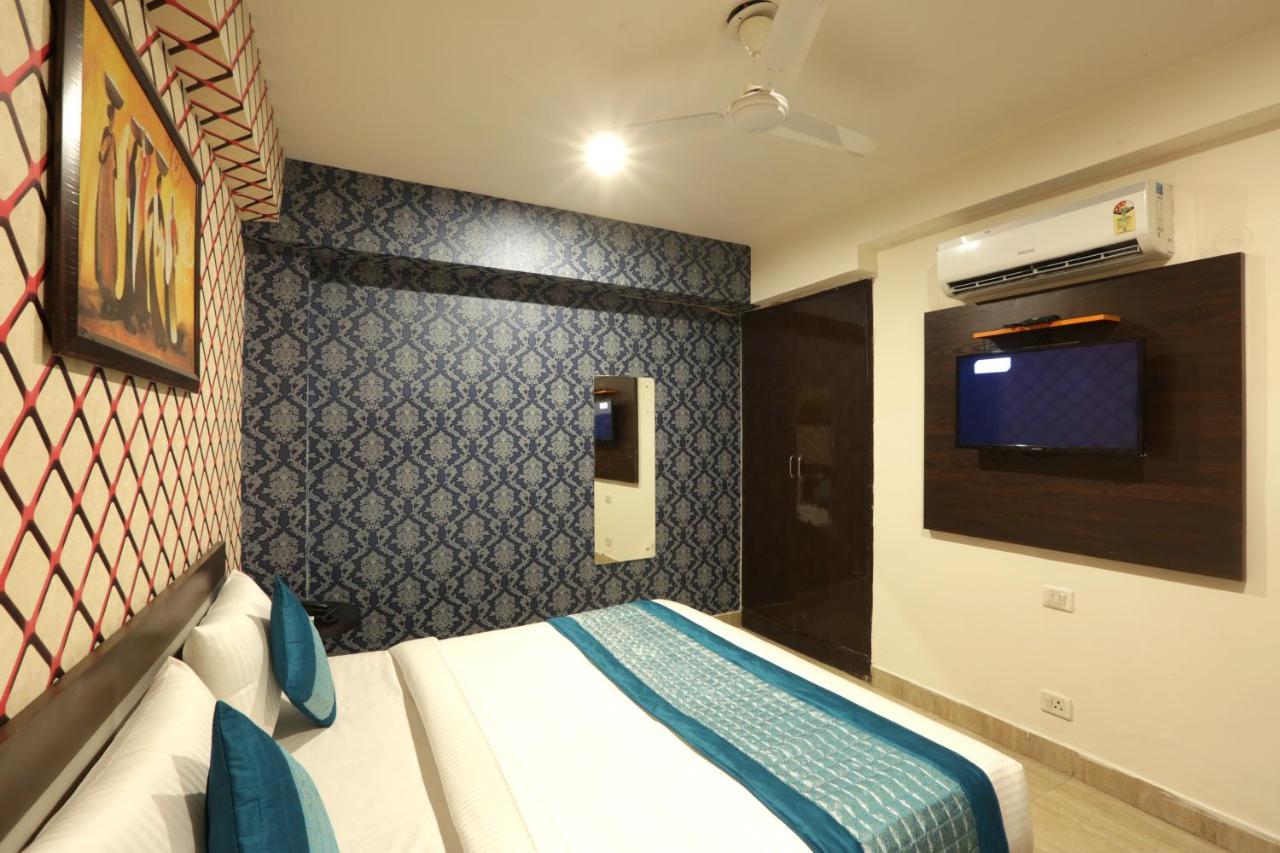 Hotel Ark Wood At Airport Ню Делхи Екстериор снимка