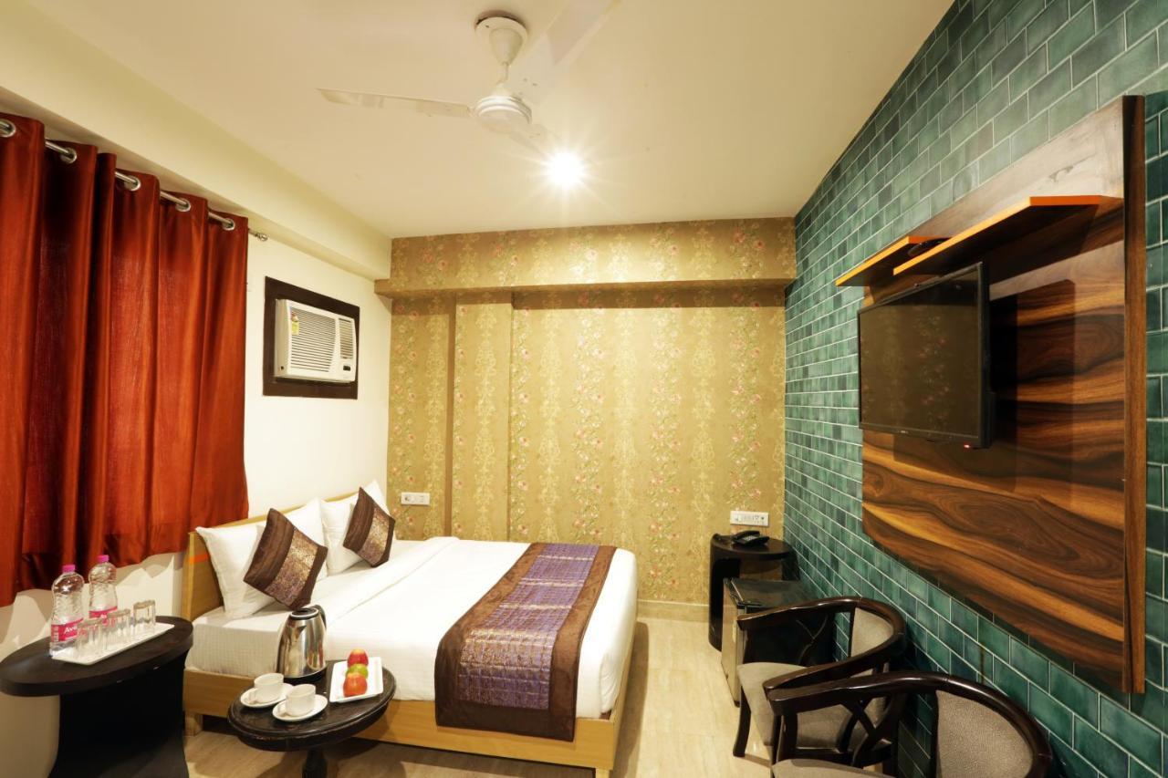 Hotel Ark Wood At Airport Ню Делхи Екстериор снимка