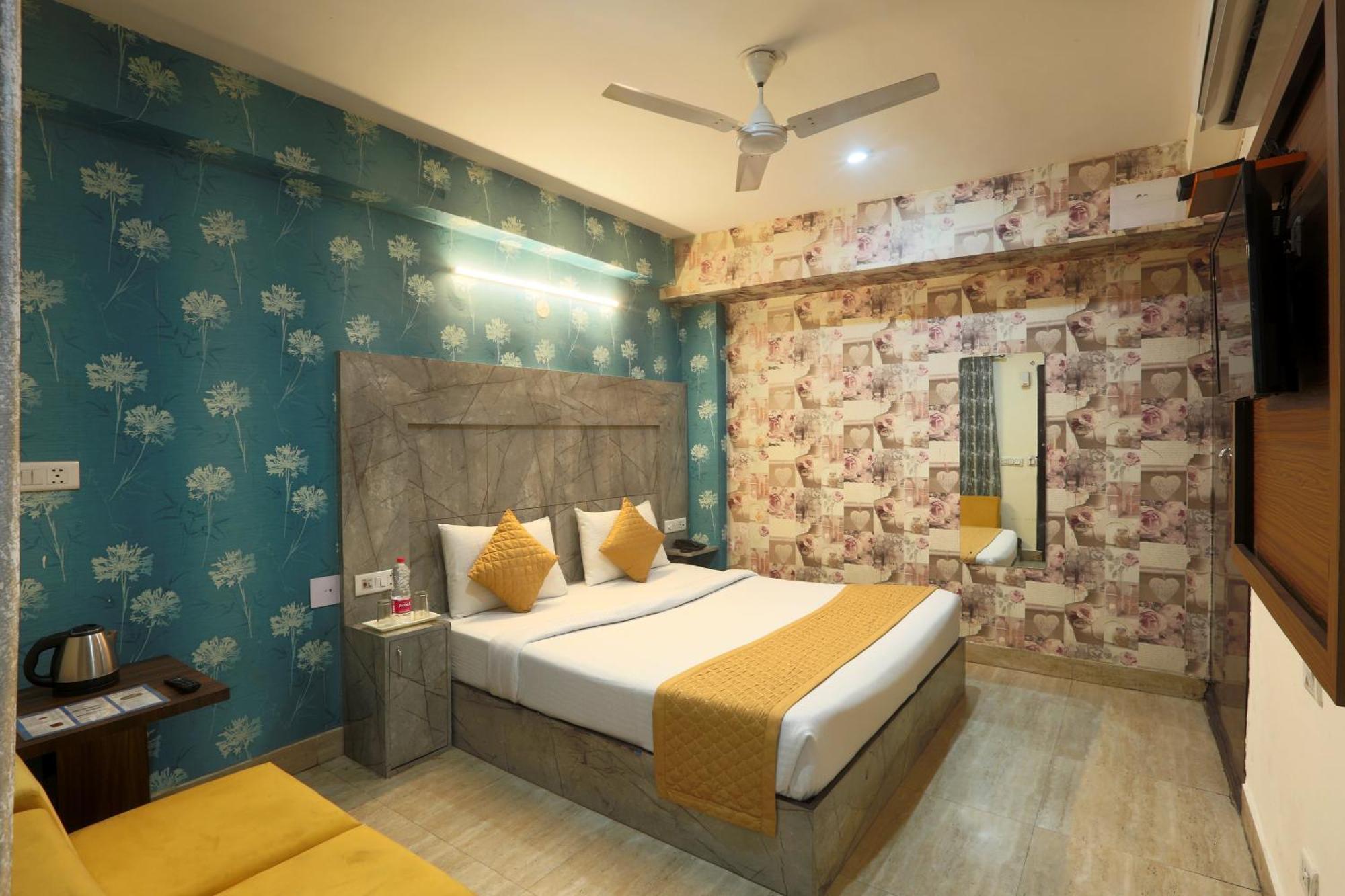 Hotel Ark Wood At Airport Ню Делхи Екстериор снимка