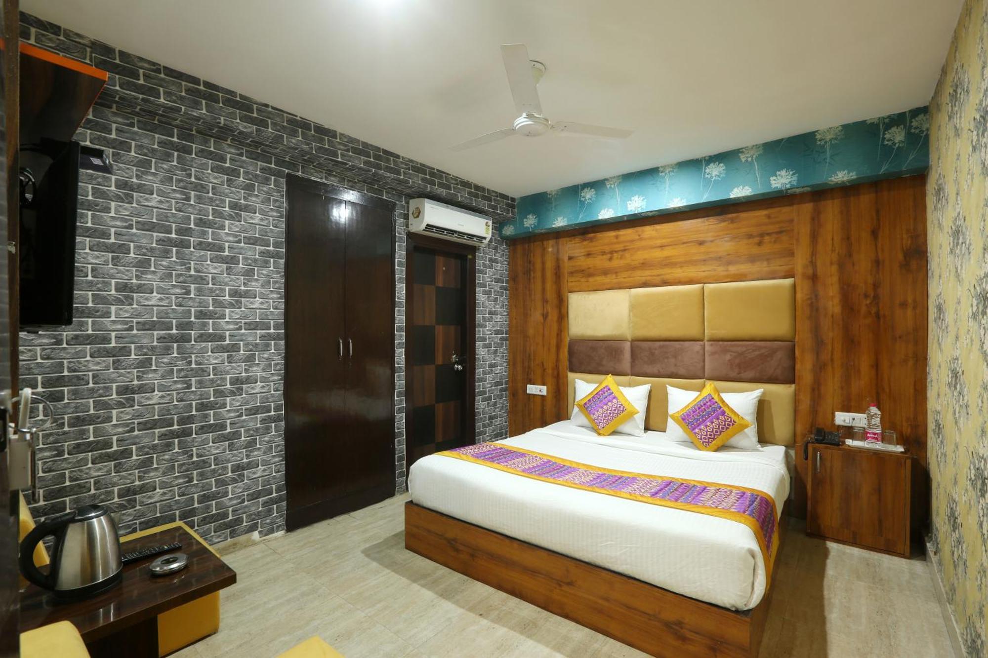 Hotel Ark Wood At Airport Ню Делхи Екстериор снимка