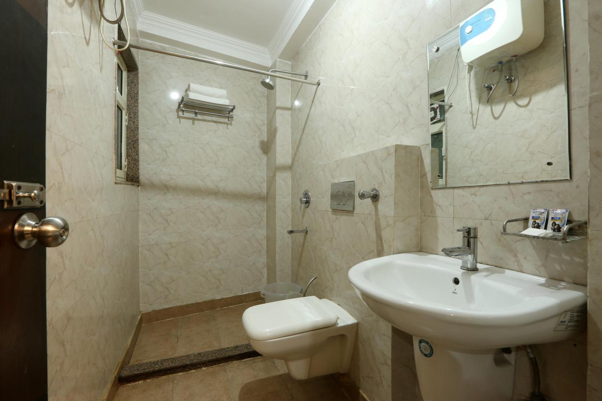Hotel Ark Wood At Airport Ню Делхи Екстериор снимка