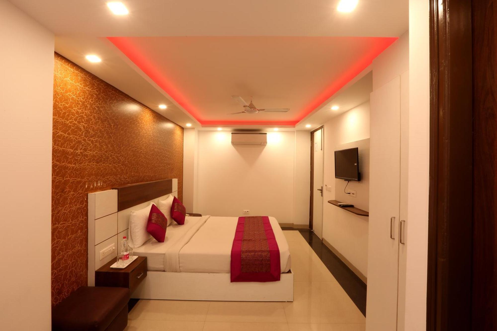 Hotel Ark Wood At Airport Ню Делхи Екстериор снимка