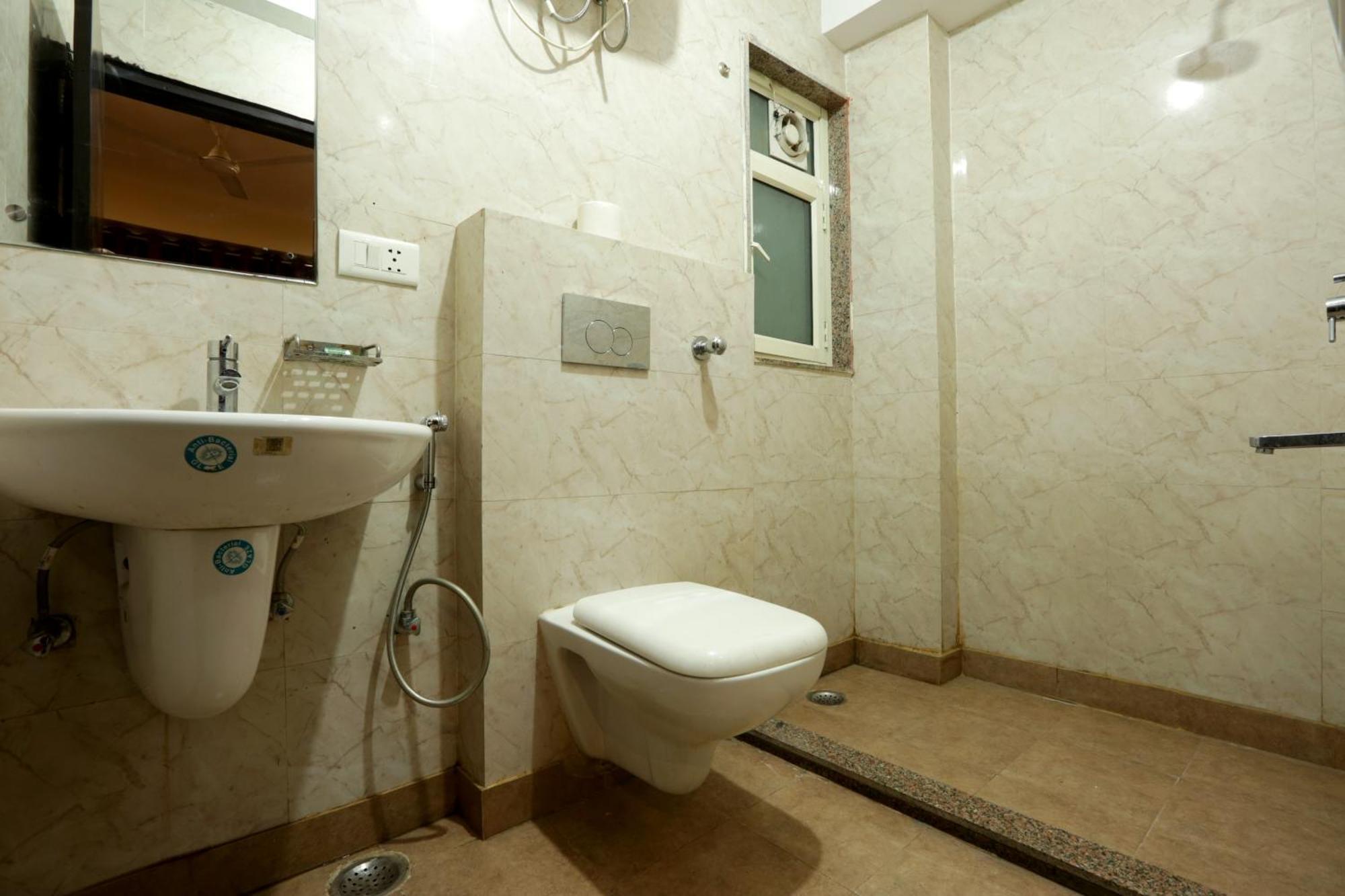Hotel Ark Wood At Airport Ню Делхи Екстериор снимка