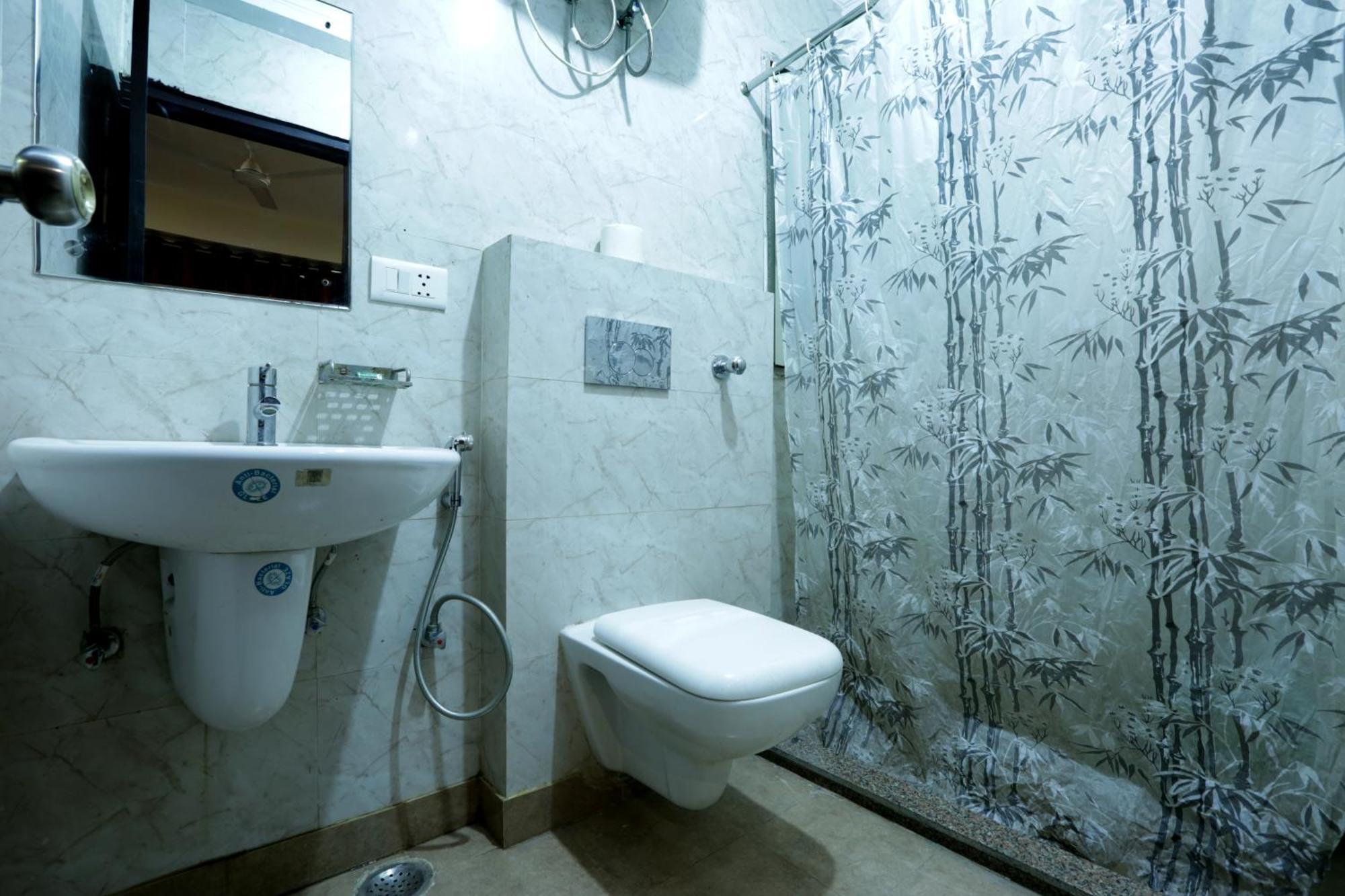 Hotel Ark Wood At Airport Ню Делхи Екстериор снимка